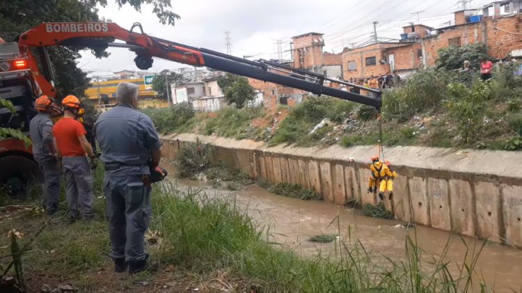 Bombeiros são acionados para resgatar corpo dentro de córrego na divisa de São Paulo com Osasco