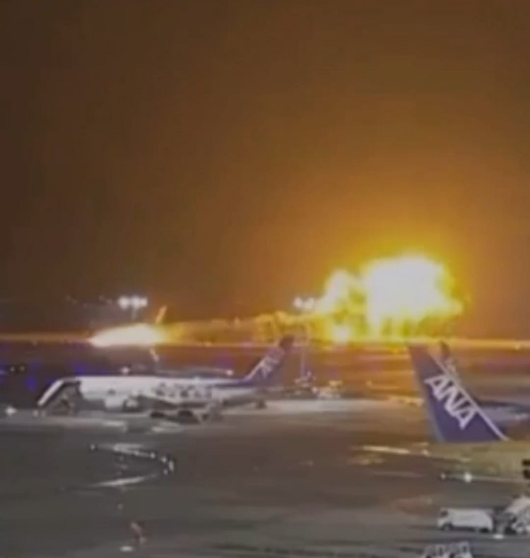 Avião com quase 400 passageiros pega fogo no Japão