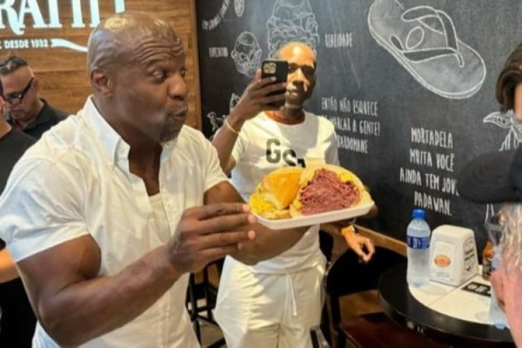 Terry Crews, “pai do Chris”, come sanduíche de mortadela do Mercadão em São Paulo