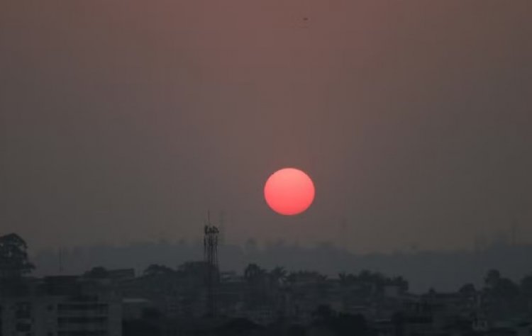 Pôr do Sol alaranjado: beleza e poluição extrema