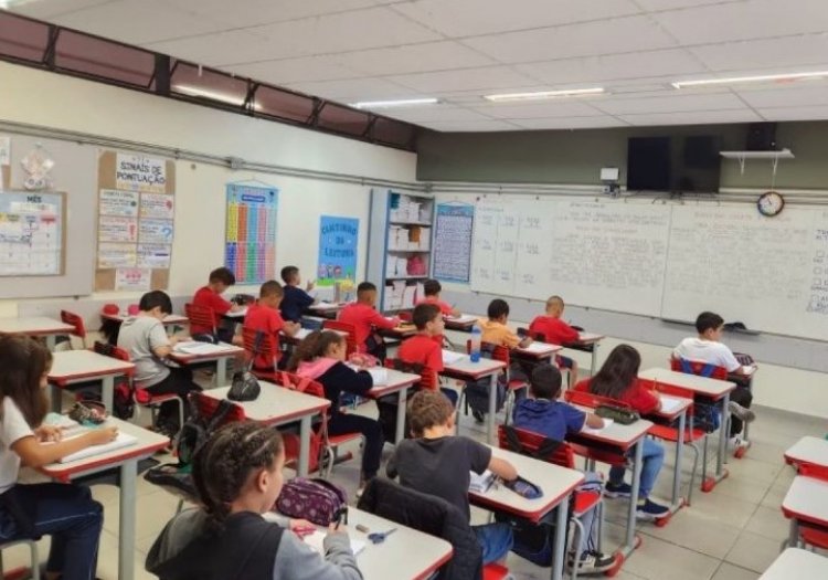 ALESP aprova projeto que veta uso de celular em escolas de São Paulo